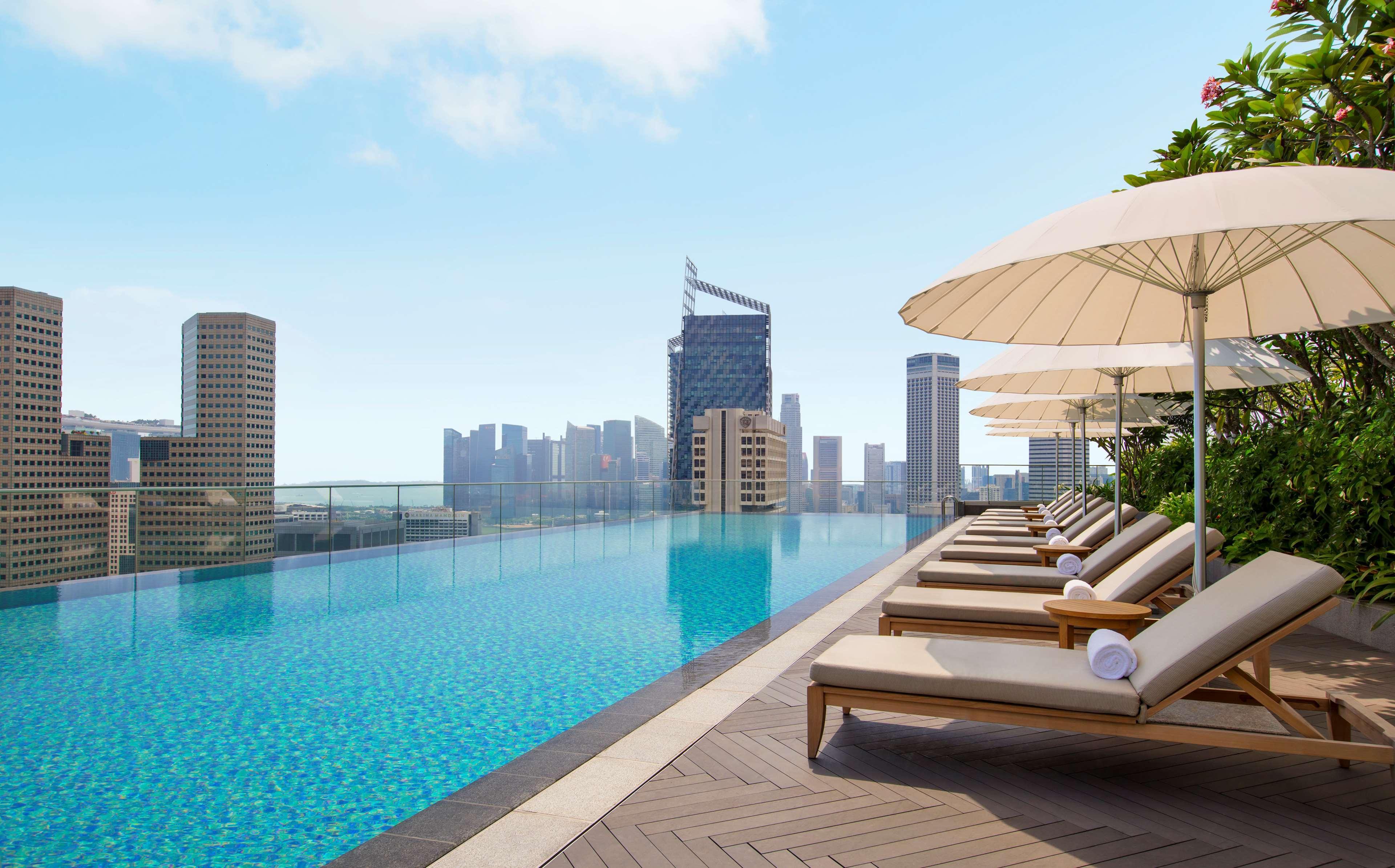 Andaz Singapore, By Hyatt Kültér fotó The rooftop pool at the hotel